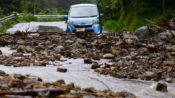 路透社2024年9月21日，日本石川县轮岛，暴雨引发山体滑坡，道路被石头覆盖。